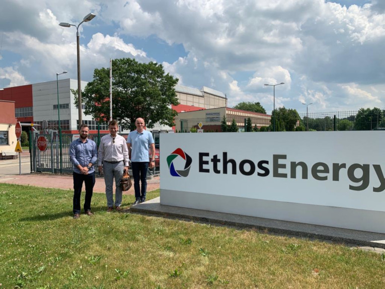 На территории заводе EthosEnergy Poland S.A., слева направо: менеджер департамента продаж трансформаторов Кшиштоф Муха, Александр Знаменский и менеджер департамента разработки трансформаторов Мацей Вилк