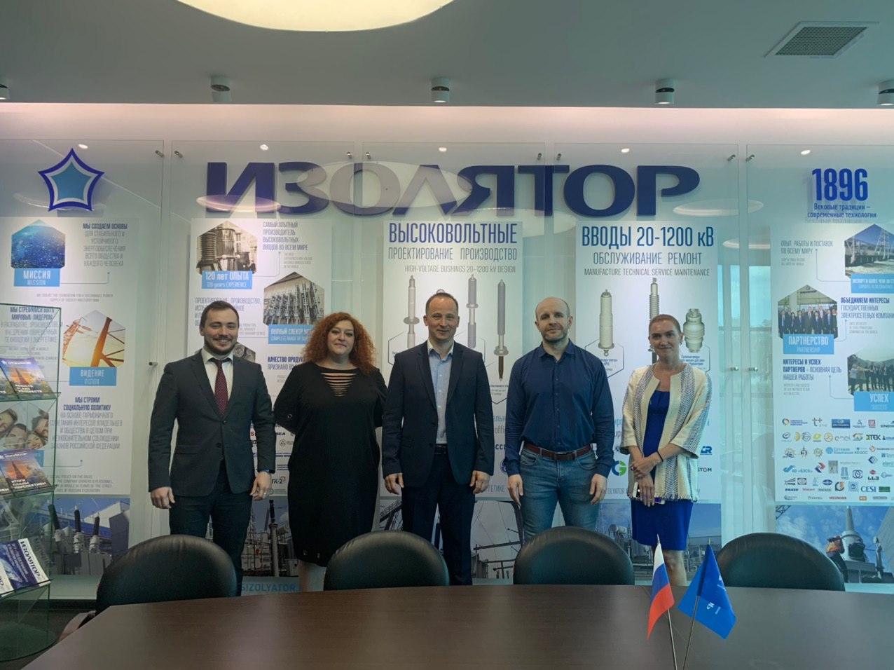 Руководство Центра обработки металла «Мост-1» на заводе «Изолятор», слева направо: Дмитрий Карасев, менеджер отдела продаж Центра обработки металла «Мост-1» Валентина Негмедзянова, генеральный директор Центра обработки металла «Мост-1» Андрей Башков, Александр Панкратов и Ксения Раупова